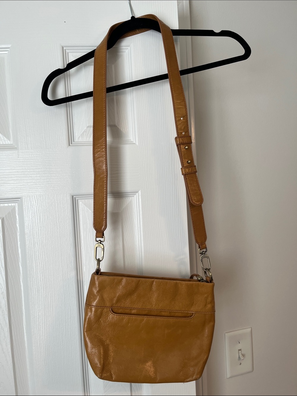 HOBO Tan Leather Crossbody Bag - Stylish Everyday Carry